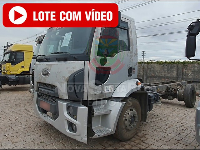 LOTE 008 - Ford Cargo 1319 C Fechada 2013